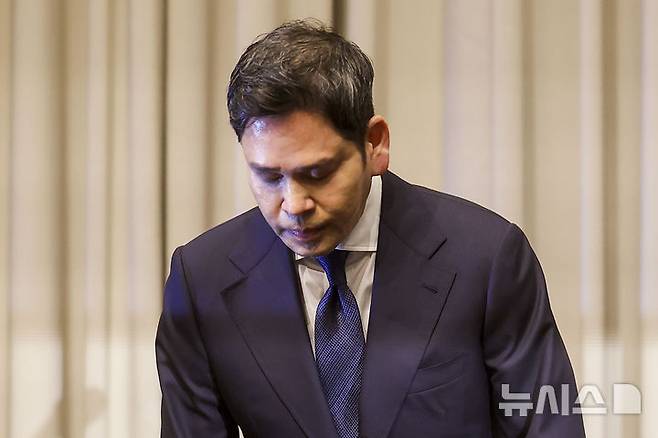 [서울=뉴시스] 정병혁 기자 = 정용진 신세계그룹 회장이 26일 서울 강남구 조선팰리스에서 열린 스타벅스 '탱크데이' 사태 관련 대국민 사과 기자회견에서 고개를 숙이고 있다. 2026.05.26. jhope@newsis.com
