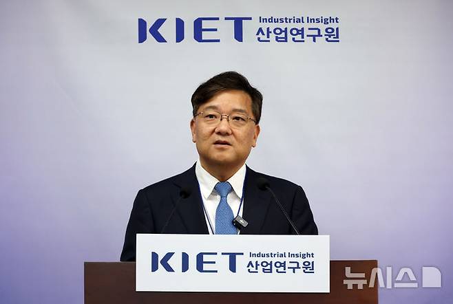 [세종=뉴시스] 강종민 기자 = 권남훈 산업연구원(KIET)장이 26일 세종시 정부세종청사에서 2026년 하반기 경제·산업 전망을 브리핑 하고 있다. 2026.05.26. ppkjm@newsis.com