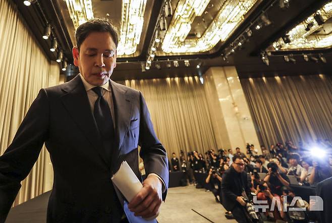 [서울=뉴시스] 정병혁 기자 = 정용진 신세계그룹 회장이 26일 서울 강남구 조선팰리스에서 열린 스타벅스 '탱크데이' 사태 관련 대국민 사과 기자회견을 마친 뒤 이동하고 있다. 2026.05.26. jhope@newsis.com
