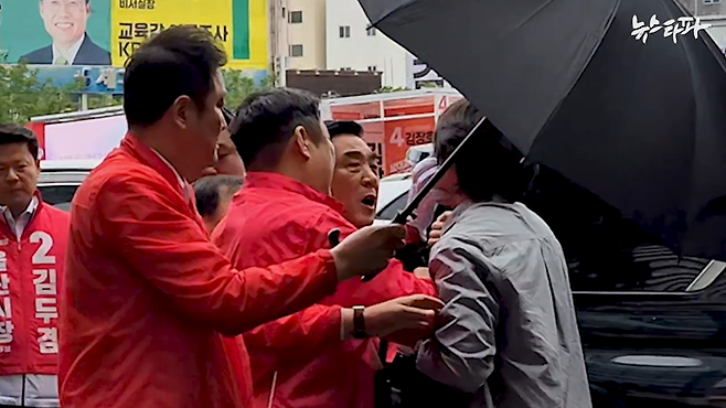 ▲김두겸 울산시장 후보가 지난 21일 뉴스타파 영상취재기자의 카메라를 내려치고, 얼굴을 움켜쥐고 있다.