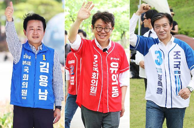 경기 평택을 국회의원 재선거에 출마한 더불어민주당 김용남(왼쪽부터), 국민의힘 유의동, 조국혁신당 조국 후보가 25일 경기도 평택시에서 시민들에게 인사하고 있다. 연합뉴스