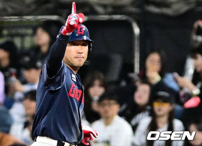 [OSEN=수원, 조은정 기자]6일 경기도 수원 KT위즈파크에서 2026 신한 SOL KBO리그 KT 위즈와 롯데 자이언츠의 경기가 열렸다.이날 KT는 보쉴리, 롯데는 비슬리를 선발투수로 내세웠다.7회초 무사 1루에서 롯데 전준우가 안타를 날린 뒤 세리머니를 하고 있다. 2026.05.06 /cej@osen.co.kr