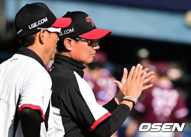 [OSEN=잠실, 지형준 기자] 프로야구 LG 트윈스가 키움 히어로즈에 전날 패배를 설욕했다. LG는 23일 서울 잠실구장에서 열린 2026 KBO리그 키움과 경기에서 5-2로 승리했다. 선발 임찬규는 6이닝 6피안타 3볼넷 4탈삼진 2실점으로 QS를 기록하며 시즌 4승째를 기록했다. 박동원이 결승 2타점 적시타를 터뜨렸다. 경기를 마치고 LG 염경엽 감독이 승리를 기뻐하고 있다. 2026.05.23 / jpnews@osen.co.kr