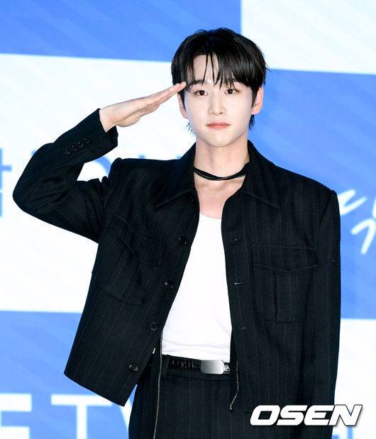[OSEN=조은정 기자]ENA 새 월화드라마 '닥터 섬보이' 제작발표회가 26일 서울 구로구 신도림 디큐브시티 더 세인트에서 열렸다. ‘닥터 섬보이’는 모두가 기피하는 악명 높은 섬 ‘편동도’ 에 입도한 공중보건의사 도지의(이재욱 분)와 비밀 많은 간호사 육하리(신예은 분)가 그리는 메디컬 휴먼 로맨스다.배우 김윤우가 포즈를 취하고 있다. 2026.05.26 /cej@osen.co.kr