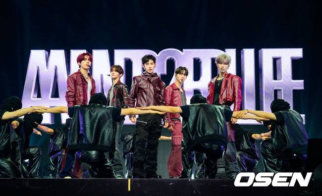[OSEN=박준형 기자] 26일 오후 서울 블루스퀘에서 그룹 앤더블(AND2BLE) 미니 1집 ‘Sequence 01: Curiosity’ 데뷔 쇼케이스가 진행됐다.앤더블(장하오,&nbsp;유승언,&nbsp;리키,&nbsp;김규빈,&nbsp;한유진)은 YH엔터테인먼트가 약 4년 만에 선보이는 보이그룹이다.그룹 앤더블이 멋진 무대를 펼치고 있다. 2026.05.26 / soul1014@osen.co.kr