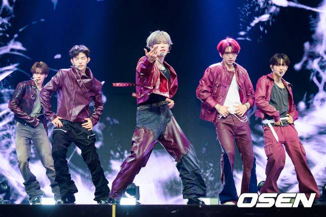 [OSEN=박준형 기자] 26일 오후 서울 블루스퀘에서 그룹 앤더블(AND2BLE) 미니 1집 ‘Sequence 01: Curiosity’ 데뷔 쇼케이스가 진행됐다.앤더블(장하오,&nbsp;유승언,&nbsp;리키,&nbsp;김규빈,&nbsp;한유진)은 YH엔터테인먼트가 약 4년 만에 선보이는 보이그룹이다.그룹 앤더블이 멋진 무대를 펼치고 있다. 2026.05.26 / soul1014@osen.co.kr