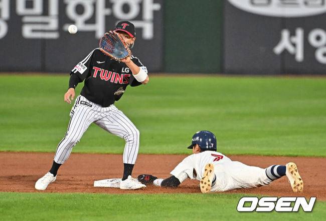 [OSEN=부산, 이석우 기자] 26일 부산 사직야구장에서 2026 신한 SOL KBO 리그 롯데 자이언츠와 LG 트윈스의 경기가 열렸다. 홈팀 롯데는 비슬리가, 방문팀 LG는 톨허스트가 선발 출전했다.롯데 자이언츠 장두성이 3회말 무사 손성빈 삼진 아웃때 2루 도루를 성공하고 있다. 2026.05.26 / foto0307@osen.co.kr