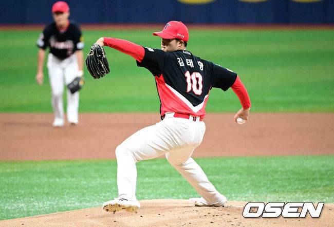 [OSEN=고척, 조은정 기자]26일 오후 서울 고척스카이돔에서 2026 신한 SOL KBO 리그 키움 히어로즈와 KIA 타이거즈의 경기가 열렸다.이날 경기에 키움은 안우진을, KIA는 김태형을 선발투수로 내세웠다.1회말 KIA 김태형이 역투하고 있다.  2026.05.26 /cej@osen.co.kr
