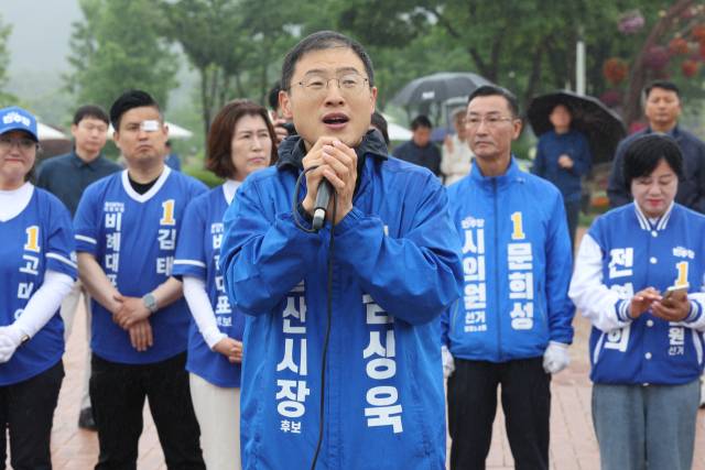 ▲6·3 지방선거와 국회의원 재보궐선거 공식 선거운동 첫날인 21일 오전 울산 중구 태화강 국가정원에서 열린 더불어민주당 출정식에서 김상욱 울산시장 후보가 지지를 호소하고 있다. ⓒ연합뉴스