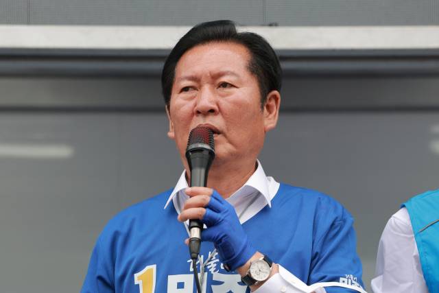 ▲더불어민주당 정청래 총괄상임선거대책위원장이 26일 충북 제천시 내토전통시장 인근에서 민주당 이상천 제천시장 후보 지원 유세를 하며 서울에서 발생한 서소문 고가 붕괴 사고를 언급하고 있다. ⓒ연합뉴스