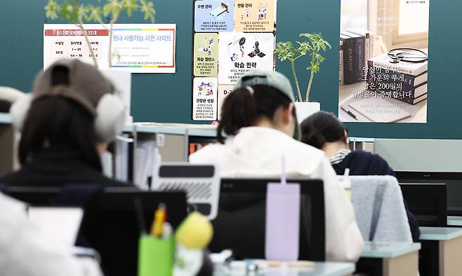 서울의 한 학원에서 학생들이 자율학습을 하고 있다. 뉴스1