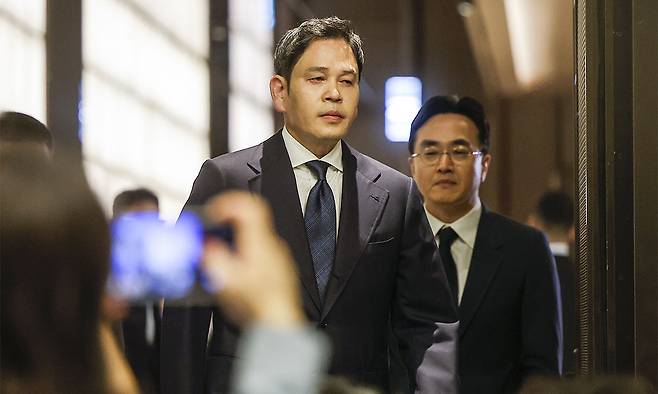 정용진 신세계그룹 회장이 26일 서울 강남구 조선팰리스에서 열린 스타벅스 '탱크데이' 사태 관련 대국민 사과 기자회견에 참석하고 있다. 뉴시스