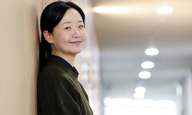 제22회 세계문학상 수상작인 성수진 작가의 장편소설 ‘유리 조각 시간’이 출간됐다. 성 작가는 최근 시상식에서 “저 자신에 대한 의심을 그만두고 제게 다가오는 소설의 세계를 더욱 세심하게 살피겠다”고 말했다. 이제원 선임기자