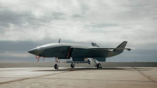 동체 아래 AIM-120 암람을 장착한 보잉 MQ-28 고스트 뱃. 보잉 제공