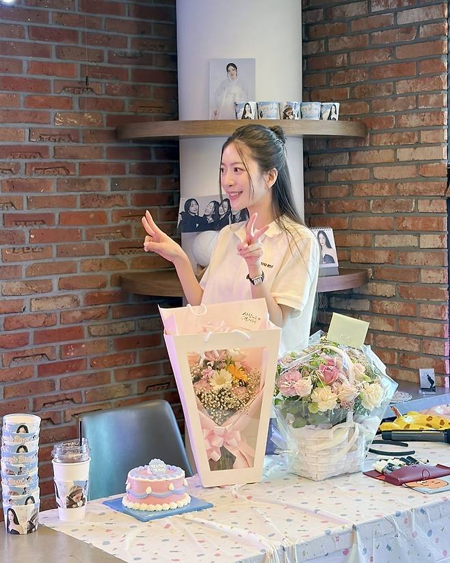 달샤벳 출신 배우 조아영이 지난 23일 서울 성동구의 한 카페에서 팬들의 생일 카페에 참석해 포즈를 취하고 있다. 사진 토탈셋