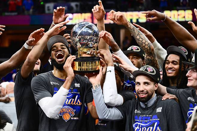뉴욕 닉스 선수들이 26일 NBA 동부 콘퍼런스 결승 4차전에서 클리블랜드를 완파하고 NBA 파이널에 진출한 뒤 동부 챔피언 트로피를 들어올리고 있다. Imagn Images연합뉴스