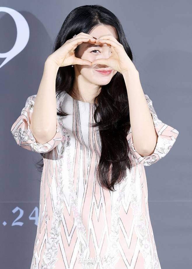 배우 신민아가 26일 서울 용산구 CGV아이파크몰에서 진행된 영화 '눈동자' 제작보고회에 참석해 포즈를 취하고 있다. /2026.05.26 /사진=김휘선 hwijpg@