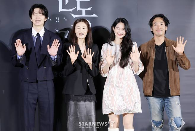 배우 이승룡, 김영아, 신민아, 김남희가 26일 서울 용산구 CGV아이파크몰에서 진행된 영화 '눈동자' 제작보고회에 참석해 포즈를 취하고 있다. /2026.05.26 /사진=김휘선 hwijpg@