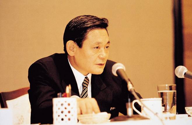 이건희 삼성 선대회장이 1993년 6월 7일 독일 프랑크푸르트 켐핀스키호텔에서 “마누라와 자식만 빼고 다 바꾸라”는 이른바 ‘프랑크푸르트 신경영 선언’을 하고 있다. 동아DB