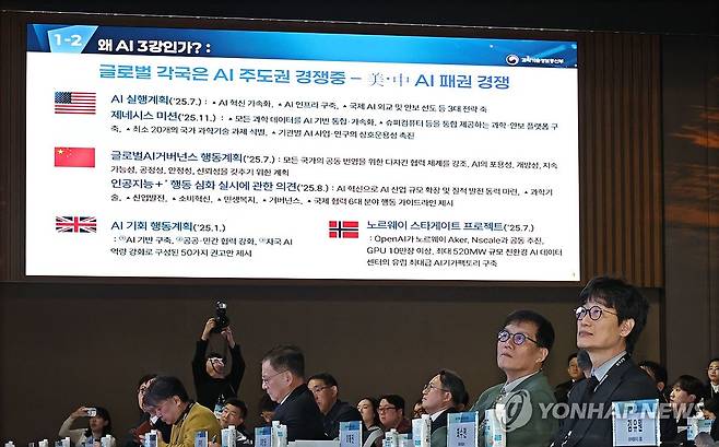 AI 관련 기조연설 경청하는 이창용 총재와 이해진 의장 (서울=연합뉴스) 김인철 기자 = 이해진 네이버 창업자 겸 이사회 의장(오른쪽)과 이창용 한국은행 총재가 21일 서울 중구 한국은행 콘퍼런스홀에서 열린 2026 한국은행ㆍ네이버 공동 AX 콘퍼런스에서 류제명 과학기술정보통신부 제2차관의 기조연설을 경청하고 있다. 2026.1.21 yatoya@yna.co.kr
