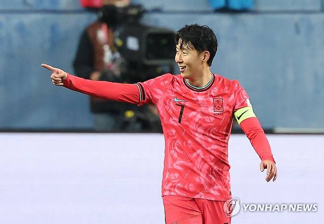 역시 캡틴 (대전=연합뉴스) 서명곤 기자 = 14일 대전월드컵경기장에서 열린 남자축구 국가대표 A매치 평가전 대한민국과 볼리비아의 경기. 손흥민이 골을 넣은 뒤 세리머니를 하고 있다.   2025.11.14 seephoto@yna.co.kr