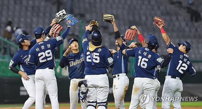 승리 자축하는 NC 선수들 (인천=연합뉴스) 임순석 기자 = 7일 인천 SSG랜더스필드에서 열린 2026 프로야구 KBO리그 NC 다이노스와 SSG 랜더스의 경기. 10-5로 승리한 NC 선수들이 자축하고 있다. 2026.5.7 soonseok02@yna.co.kr