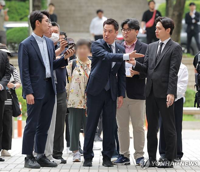 영장실질심사 출석하는 김세의 가세연 대표 (서울=연합뉴스) 류영석 기자 = 고(故) 김새론의 사망 원인이 배우 김수현의 채무 압박 때문이라는 등 허위 사실을 유포한 혐의를 받는 김세의 가로세로연구소 대표가 26일 서초구 서울중앙지방법원에서 열린 구속 전 피의자 심문(영장실질심사)에 출석하고 있다. 2026.5.26 ondol@yna.co.kr