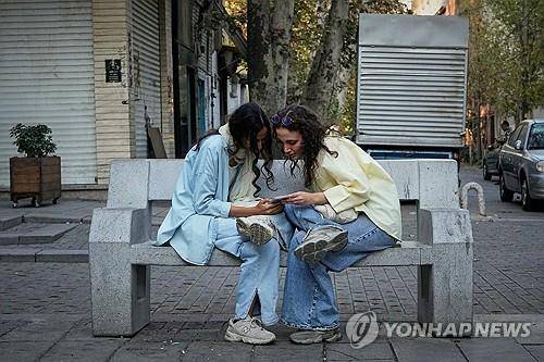 지난해 9월 이란 테헤란 거리에서 인터넷 접속하는 주민들 [AP=연합뉴스 자료사진]