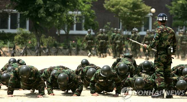 '체력단련 얼차려' 받는 훈련병 [연합뉴스 자료사진으로 기사 내용과 관계없음.]