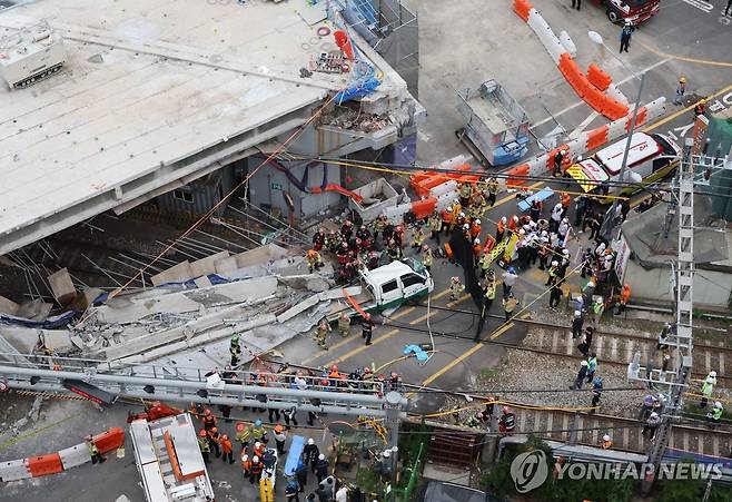 서소문 고가 붕괴 현장 인명 구조 (서울=연합뉴스) 최재구 기자 = 26일 오후 2시32분께 붕괴 사고가 발생한 서울 서대문구 서소문 고가차도 철거 현장에서 소방 관계자들이 인명 구조 활동을 펼치고 있다. 2026.5.26 jjaeck9@yna.co.kr