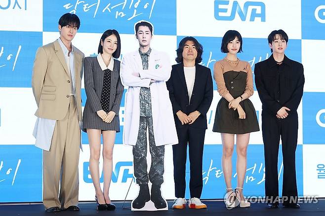 드라마 '닥터 섬보이' 제작발표회 (서울=연합뉴스) 강민지 기자 = 26일 서울 구로구 더세인트에서 열린 ENA 드라마 '닥터 섬보이' 제작발표회에서 감독과 배우들이 포즈를 취하고 있다. 왼쪽부터 홍민기, 신예은, 이명우 감독,  이수경, 김윤우. 2026.5.26 mjkang@yna.co.kr