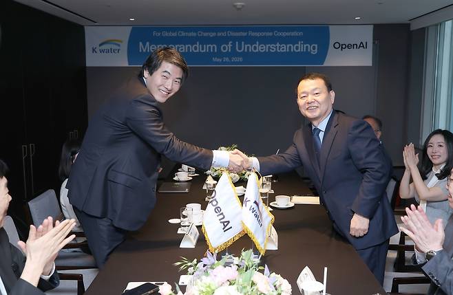 수공, 오픈AI와 맞손 (대전=연합뉴스) 26일 서울 한 호텔에서 열린 한국수자원공사와 오픈AI의 '글로벌 기후변화 및 재난 대응 협력을 위한 업무협약식'에서 윤석대(오른쪽) 수공 사장과 제이슨 권 오픈AI 최고전략책임자(CSO)가 기념사진을 촬영하고 있다. 2026.5.26 [한국수자원공사 제공. 재판매 및 DB 금지]