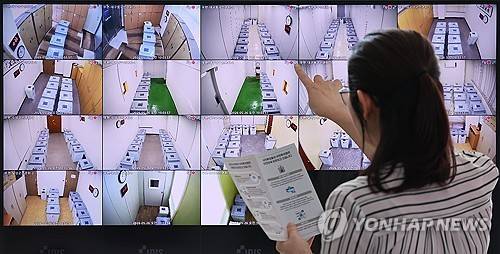 24시간 지켜보는 6·3 지방선거 우편 투표함 (대구=연합뉴스) 윤관식 기자 = 6·3 지방선거를 8일 앞둔 26일 대구시선거관리위원회에서 선관위 관계자가 우편 투표함 보관장소를 비추는 폐쇄회로(CC)TV를 실시간 모니터링하고 있다. 2026.5.26 psik@yna.co.kr