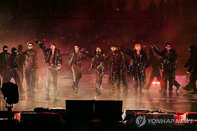 BTS 공연 (서울=연합뉴스) 방탄소년단(BTS)이 4월 11일 고양시 일산서구 고양종합운동장 주경기장에서 BTS 월드투어 '아리랑'(ARIRANG) 공연을 펼치고 있다. 2026.4.11 [빅히트뮤직 제공. 재판매 및 DB 금지] photo@yna.co.kr