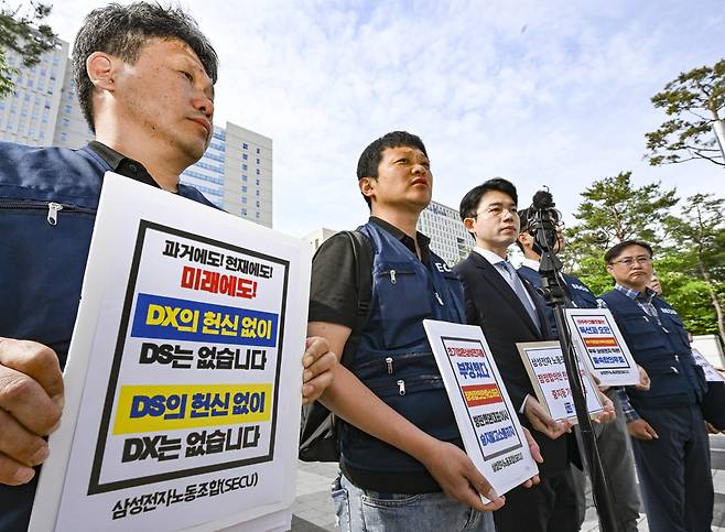 지난 26일 수원시 영통구 수원법원 앞에서 삼성전자 노동조합 동행 집행부가 노사 임금협상 잠정합의안 찬반 투표 중지 등 가처분 신청서를 제출하기 전 취재진의 질문에 답하고 있다. <기호일보 DB>