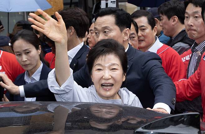 박근혜 전 대통령이 27일 경남 진주시 진주중앙시장에서 손을 흔들어 인사하고 있다./ 연합뉴스
