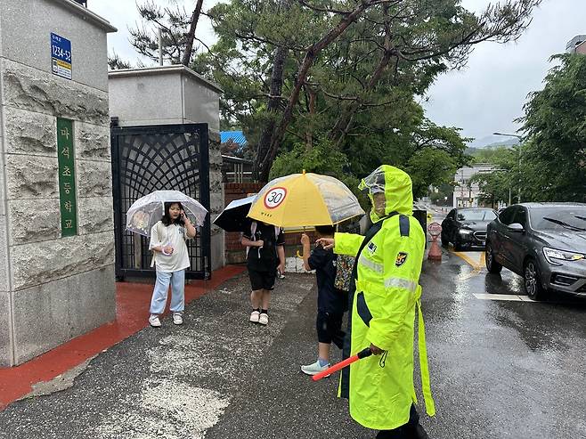 경기북부경찰청 광역예방순찰대가 남양주시 화도읍 마석초등학교에서 하굣길 치안활동을 진행 중이다. <경기북부경찰청 제공>