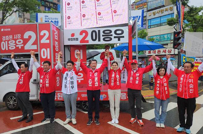국민의힘 계룡시 지역구 출마자들이 선거 승리를 향한 결연한 의지를 다지며 본격적인 세몰이에 나섰다. 이응우 계룡시장 후보를 필두로 이재운 충남도의원 후보, 시의회 입성을 노리는 후보들은 지난 26일 오후 2시 계룡시 엄사네거리 원형광장에 모여 대규모 합동유세를 가졌다.(사진=이응우 시장 후보 선거캠프 제공)