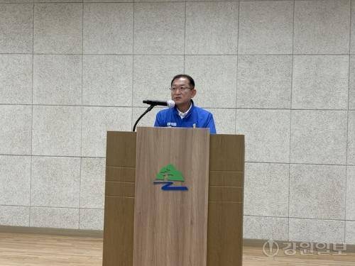 ◇더불어민주당 김동구 태백시장 후보는 27일 태백시청 대회의실에서 기자회견을 열고 구내식당과 체력단련실 설치 등 공무원 관련 정책 공약을 발표했다.