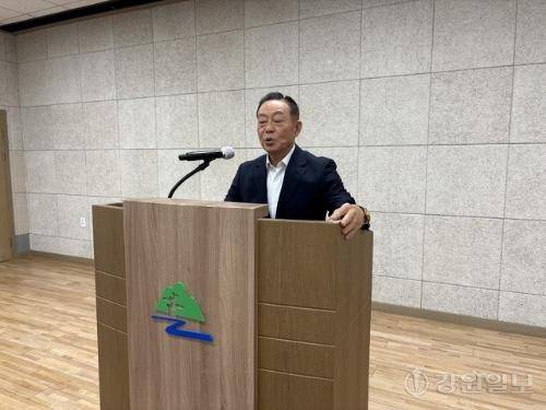 ◇황지시장상점가상인회(회장:우상훈), 태백시소상공인연합회(회장:이익수·사진), 황지자유시장조합(조합장:심금석)은 27일 태백시청 소회의실에서 기자회견을 열고 더불어민주당 김동구 태백시장 후보의 시청 구내식당 설치 공약의 즉각 철회와 사과, 실효성 있는 대안 제시 등을 촉구했다.