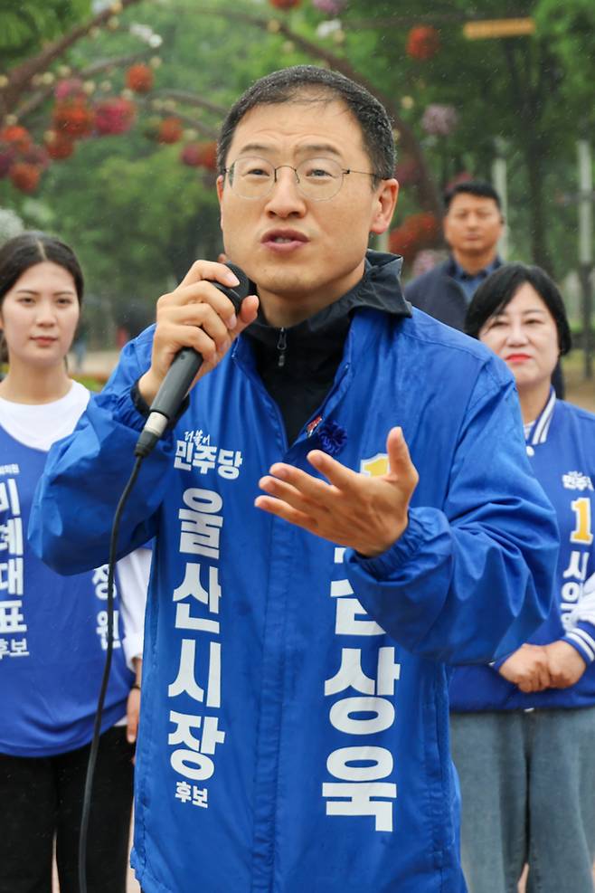 김상욱 더불어민주당 울산시장 후보가 지난 21일 울산 태화강국가정원에서 열린 출정식에서 지지를 호소하고 있다. 최지원 기자