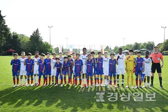 ▲ 2026년 독일 오버우어젤 국제 유소년 축구대회에 참가한 울산 남구 옥동초 FC가 지난 24일(현지시간) 경기에 앞서 지난해 우승팀이자 첫 경기 상대인 아인트라흐트 프랑크푸르트팀과 기념촬영하고 있다. 남구청 제공