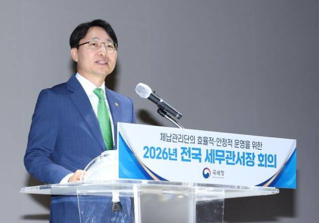 임광현 국세청장이 2일 정부세종청사 국세청에서 열린 전국 세무관서장회의에서 국세 체납관리단과 관련해 당부의 말을 하고 있다. 국세청 제공