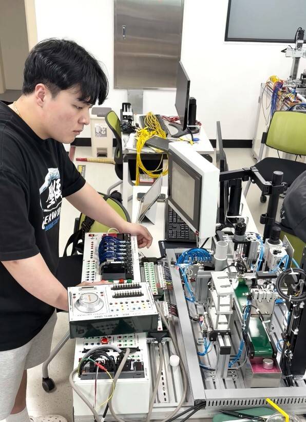한국폴리텍대학 구미캠퍼스 자동화시스템과 2학년에 재학중인 안호준 씨가 PLC응용실습 시간에 PLC장비를 사용하고 있다. 한국폴리텍대 구미캠 제공