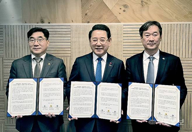 김영록 전남지사가 10일 오후 광주에서 이병운 순천대 총장(왼쪽), 송하철 목포대 총장(오른쪽)과 간담회를 하고 통합대학교 국립의대 신속 신설을 위한 업무협약을 체결한 후 기념촬영을 하고 있다. 전남도 제공