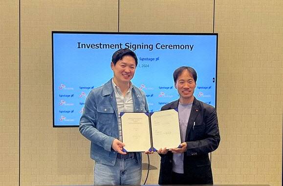 지난 2024년 최성환 SK네트웍스 사업총괄 사장(왼쪽)이 미국 리조트 월드 라스베이거스 호텔에서 김성훈 업스테이지 대표와 투자 기념 촬영하는 모습./사진=SK네트웍스
