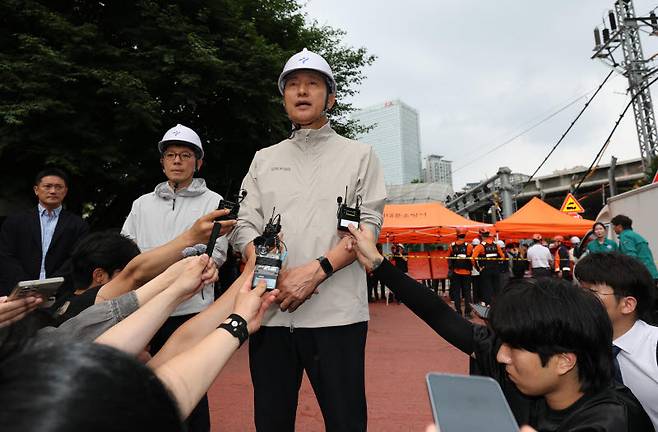 오세훈 국민의힘 서울시장 후보가 26일 붕괴 사고가 발생한 서울 서대문구 서소문 고가차도 철거 현장에서 취재진이 질문에 답하고 있다. (사진=이데일리 노진환 기자)