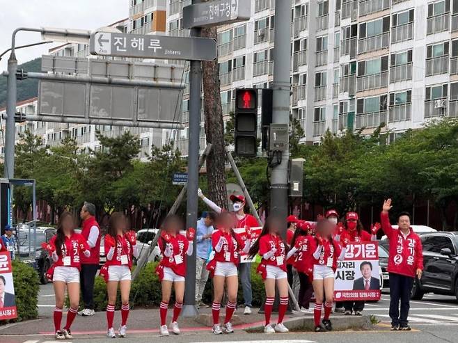 지난 23일 창원시 의창구에서 여성 선거운동원들과 강기윤 창원 시장 후보가 길거리 유세를 펼치고 있다. (사진=강 후보 페이스북 캡처 이미지).