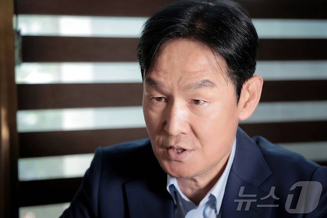 최용수 전 축구감독이 4일 오후 서울 강남구 더 리버사이드호텔 카페에서 뉴스1과 인터뷰를 하고 있다. 2026.5.4 ⓒ 뉴스1 권현진 기자