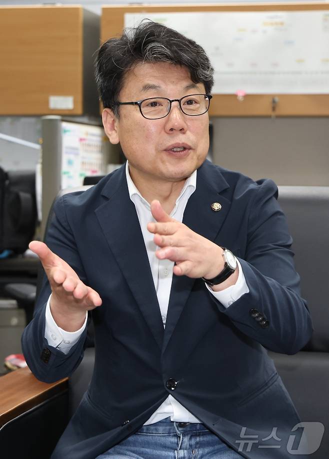 진성준 더불어민주당 의원이 27일 전북 전주시 전북특별자치도의회 기자실을 찾아 간담회를 열고 질의에 답변을 하고 있다. ⓒ 뉴스1 유경석 기자